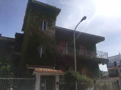 L'ingresso dello stabile, di propriet� del 53enne Enzo Balzano